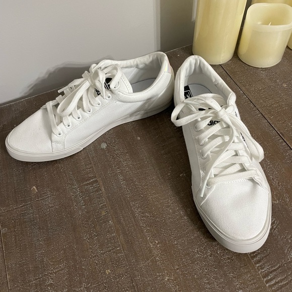 adidas Shoes - Women’s Adidas Sleek size 8 Originals in great condition